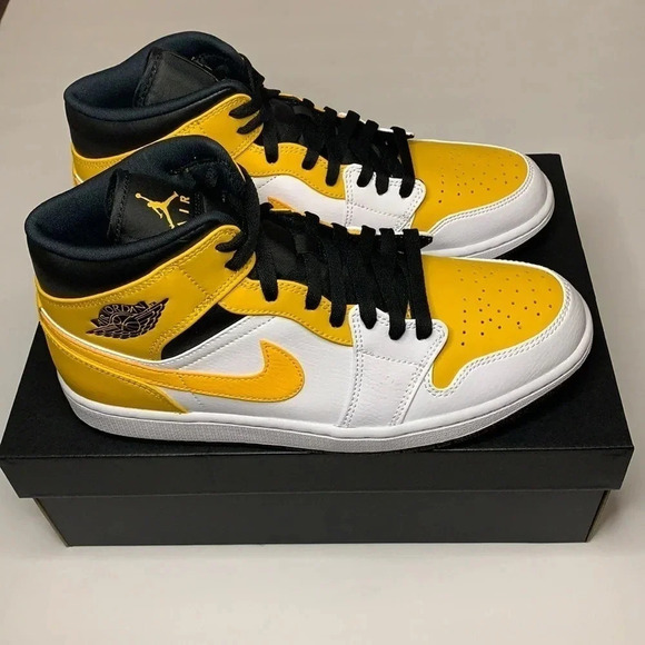 Jordan 1 Mid Sneakers University Gold
